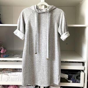 Sweatshirt dress with hood and short sleeves